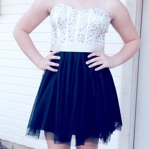 SHORT STRAPLESS NAVY & CREAM w/ Tulle Skirt-Designer-Nights by teezee-Size 7